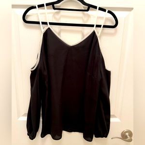 Slate cold shoulder light weight blouse. Black with white edging. Size large.